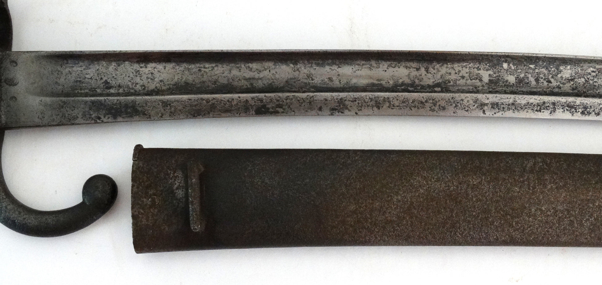 Sabre-baïonnette Modèle 1866 Chassepot – Marquage régimentaire allemand – Avec fourreau. Zoom sur fourreau  et lame face A1