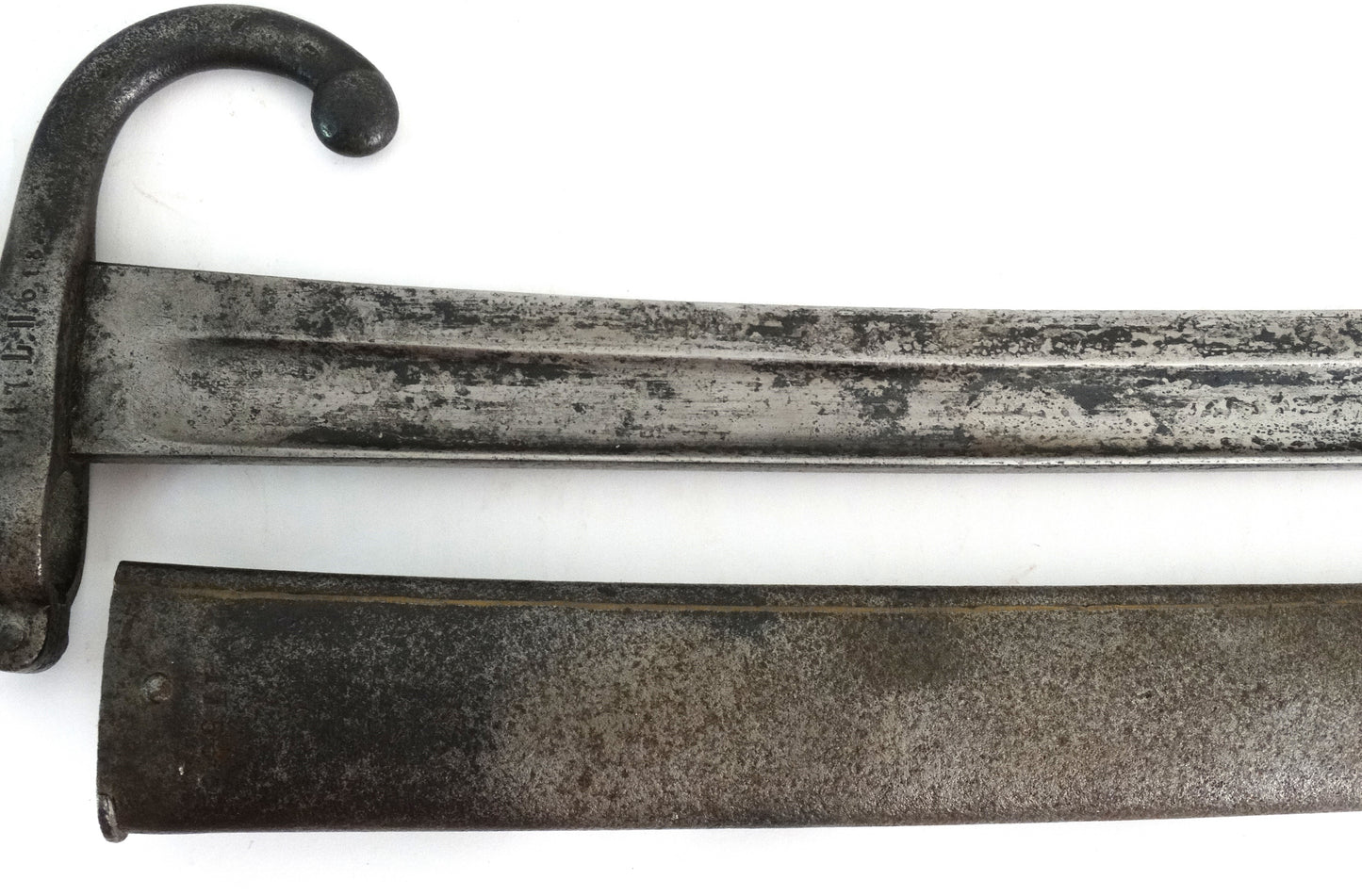 Sabre-baïonnette Modèle 1866 Chassepot – Marquage régimentaire allemand – Avec fourreau. Zoom sur fourreau  et lame face B1
