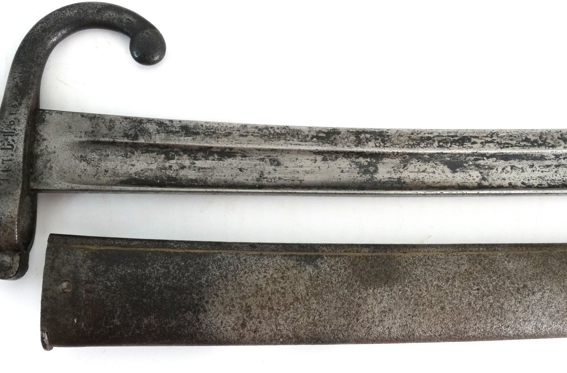 Sabre-baïonnette Modèle 1866 Chassepot – Marquage régimentaire allemand – Avec fourreau. Zoom sur fourreau  et lame face B1