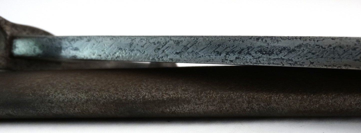 Sabre-baïonnette Modèle 1866 Chassepot – Marquage régimentaire allemand – Avec fourreau. Zoom sur reste de marquage plat de lame