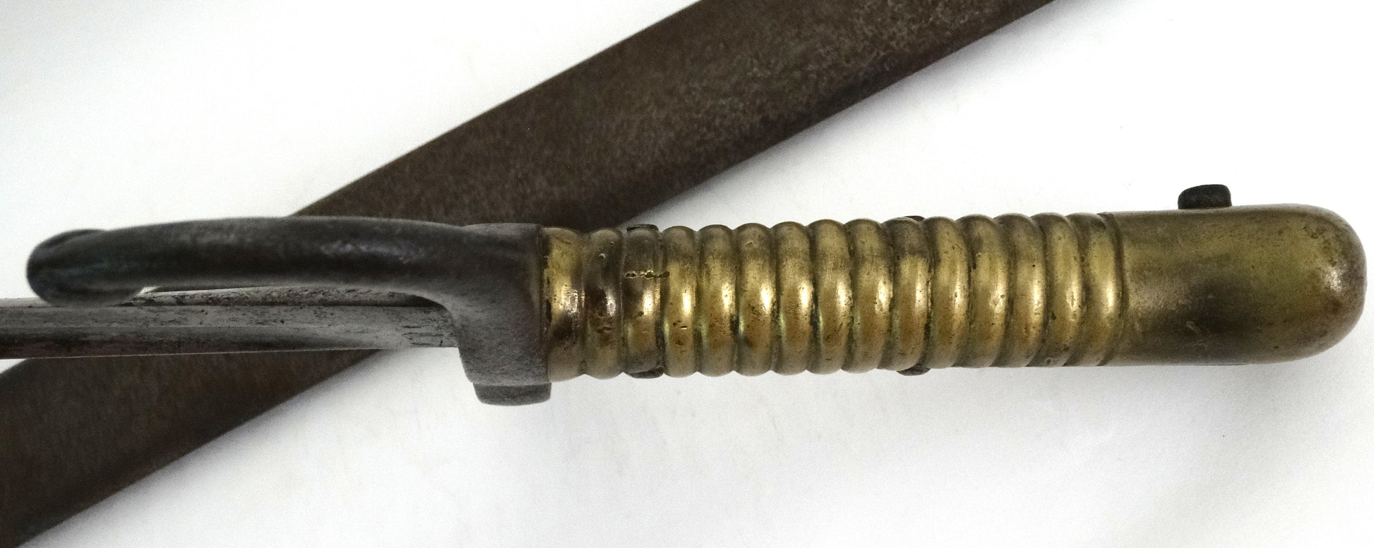 Sabre-baïonnette Modèle 1866 Chassepot – Marquage régimentaire allemand – Avec fourreau. Zoom sur manche face D