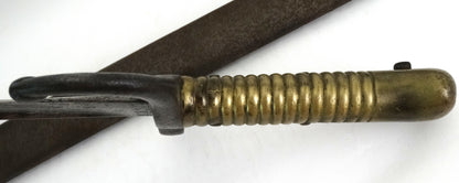 Sabre-baïonnette Modèle 1866 Chassepot – Marquage régimentaire allemand – Avec fourreau. Zoom sur manche face D
