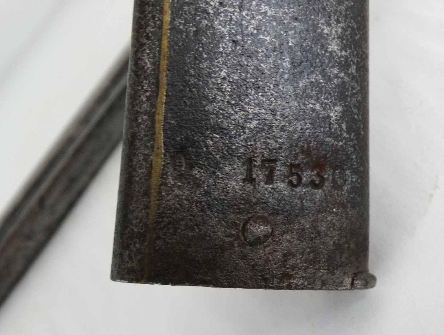 Sabre-baïonnette Modèle 1866 Chassepot – Marquage régimentaire allemand – Avec fourreau. Zoom sur marquage fourreau