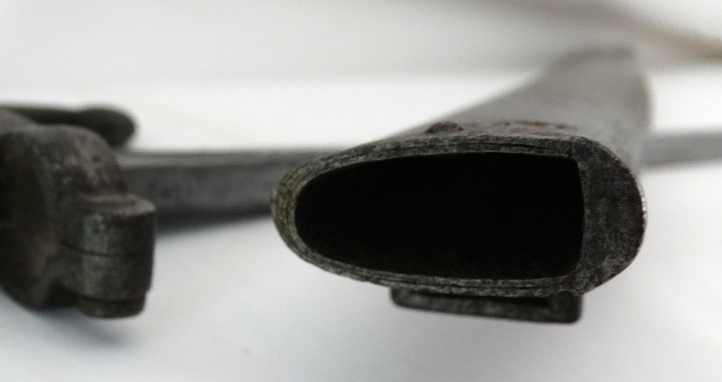 Sabre-baïonnette Modèle 1866 Chassepot – Marquage régimentaire allemand – Avec fourreau. Zoom sur fourreau face C