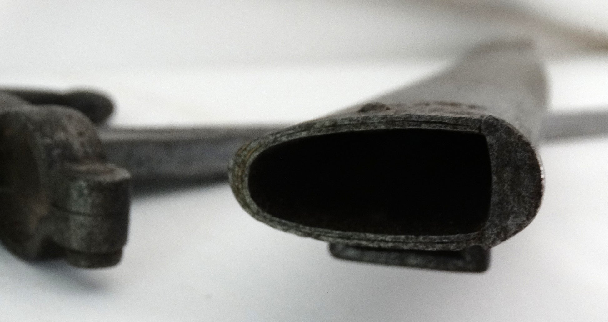 Sabre-baïonnette Modèle 1866 Chassepot – Marquage régimentaire allemand – Avec fourreau. Zoom sur fourreau face C