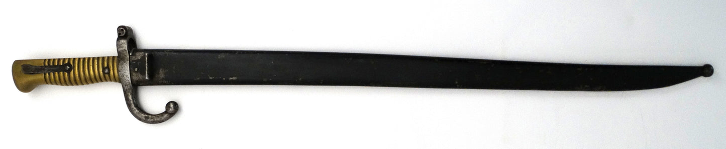 Sabre‑baïonnette pour fusil Remington Rolling Block – Défense Nationale. Vue intégral avec fourreau coté droit.