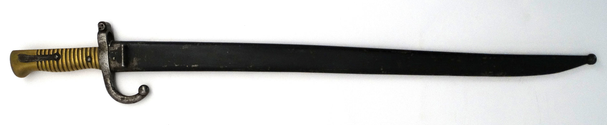 Sabre‑baïonnette pour fusil Remington Rolling Block – Défense Nationale. Vue intégral avec fourreau coté droit.