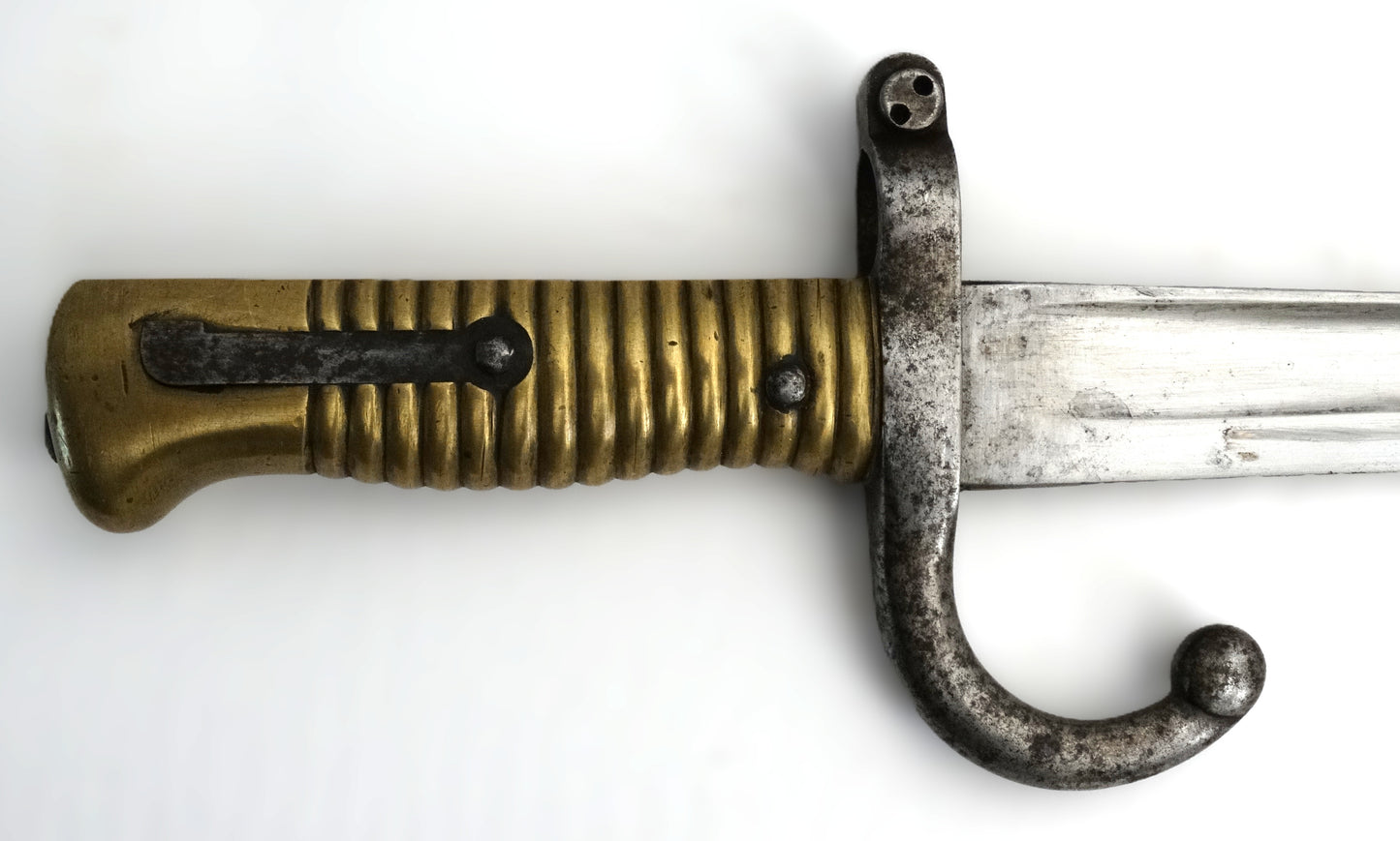 Sabre‑baïonnette pour fusil Remington Rolling Block – Défense Nationale. Zoom sur manche et quillon coté droit.