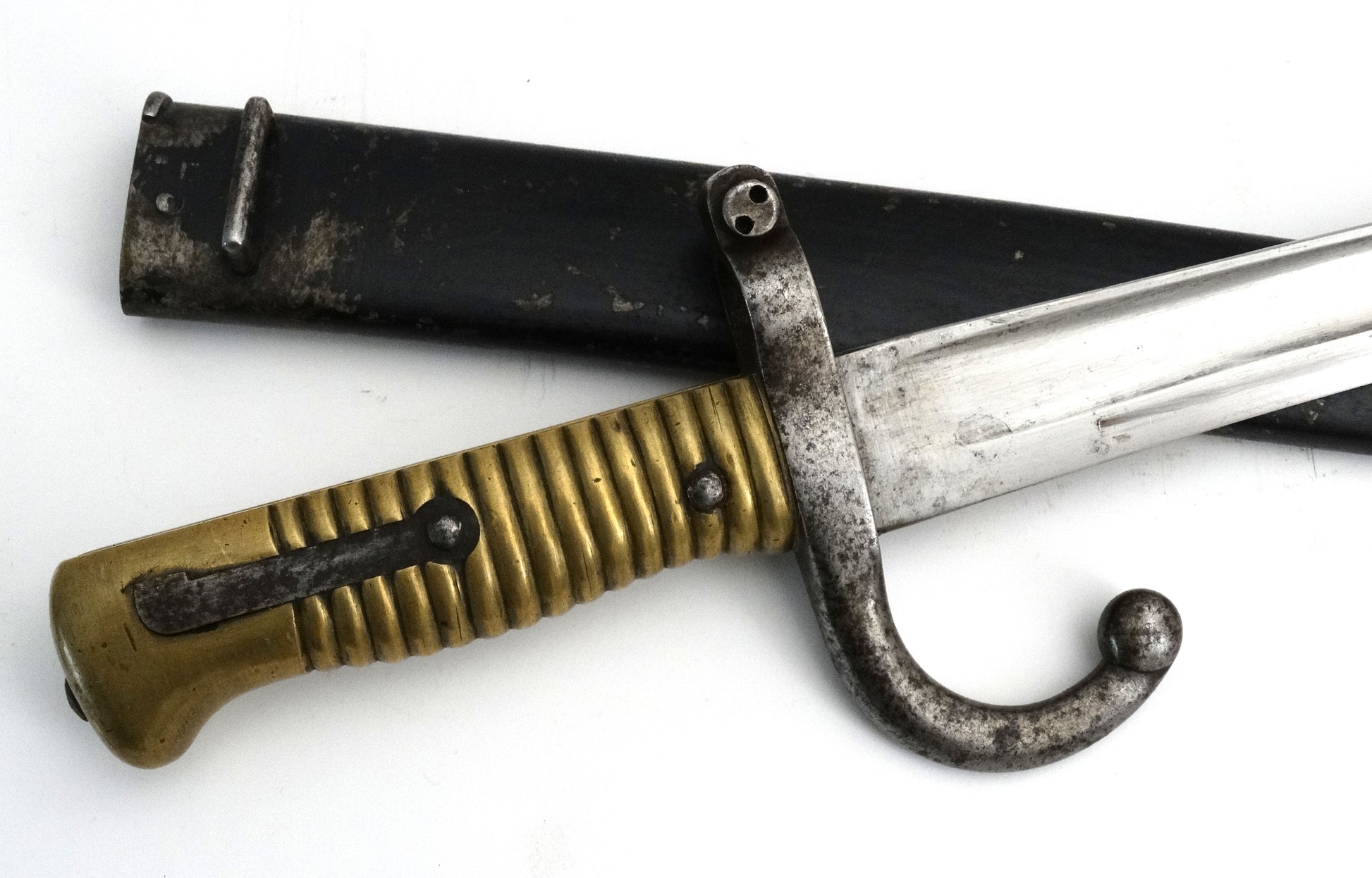 Sabre‑baïonnette pour fusil Remington Rolling Block – Défense Nationale. Zoom sur poignée coté droit.