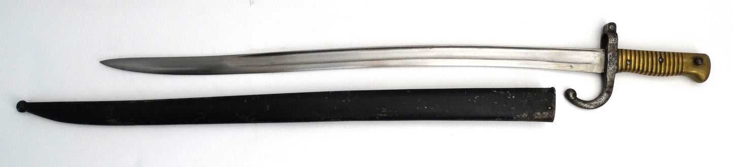 Sabre‑baïonnette pour fusil Remington Rolling Block – Défense Nationale. Vue intégrale coté gauche avec son fourreau a coté.