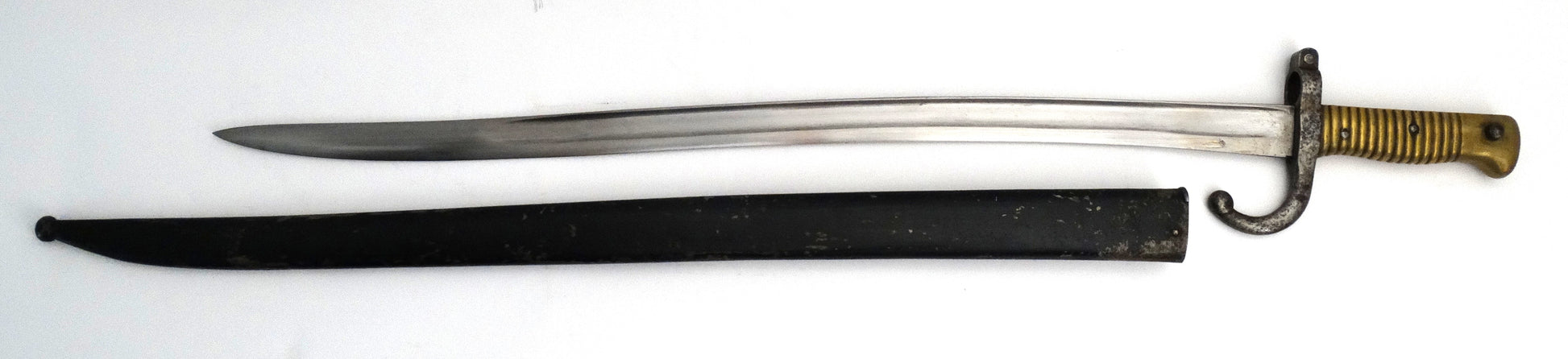 Sabre‑baïonnette pour fusil Remington Rolling Block – Défense Nationale. Vue intégrale coté gauche avec son fourreau a coté.