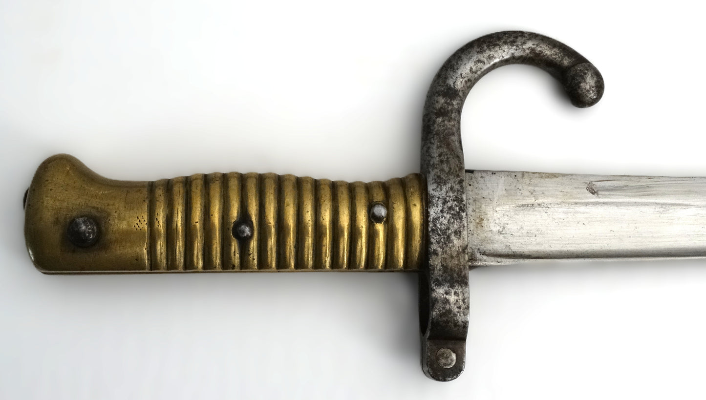 Sabre‑baïonnette pour fusil Remington Rolling Block – Défense Nationale. Zoom sur manche et quillon coté gauche.