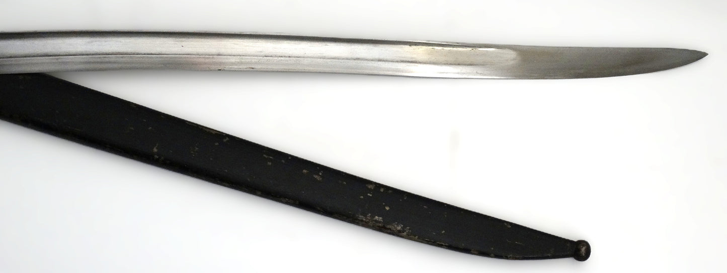 Sabre‑baïonnette pour fusil Remington Rolling Block – Défense Nationale. Vue intégrale coté droit avec son fourreau a coté. Zoom sur pointe de lame et fourreau coté droit.