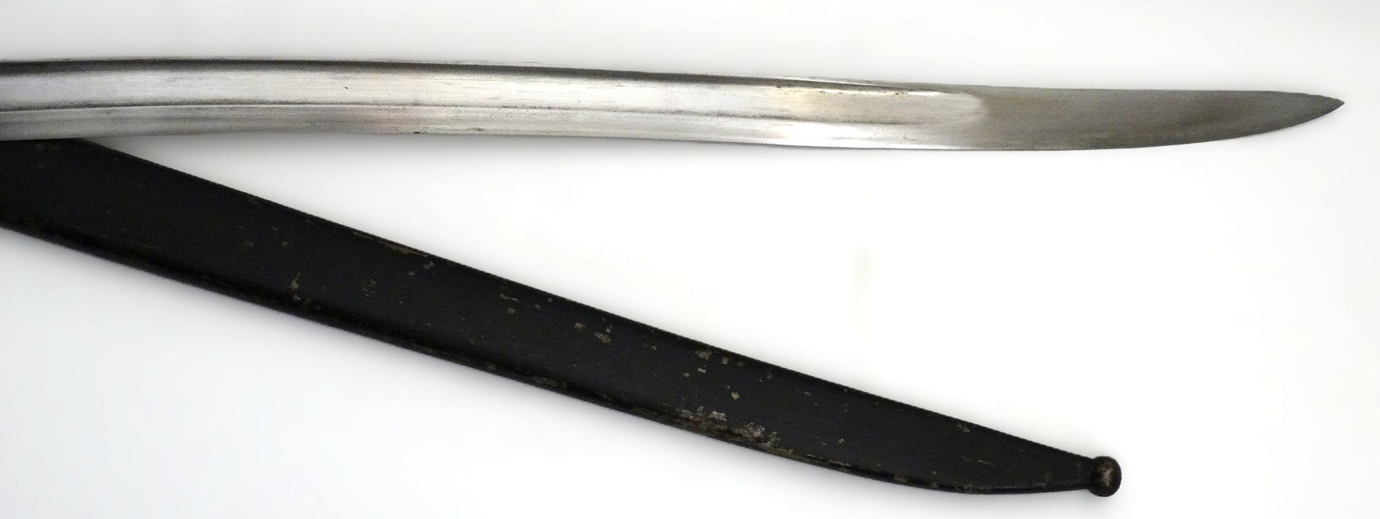 Sabre‑baïonnette pour fusil Remington Rolling Block – Défense Nationale. Vue intégrale coté droit avec son fourreau a coté. Zoom sur pointe de lame et fourreau coté droit.