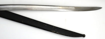 Sabre‑baïonnette pour fusil Remington Rolling Block – Défense Nationale. Vue intégrale coté droit avec son fourreau a coté. Zoom sur pointe de lame et fourreau coté droit.