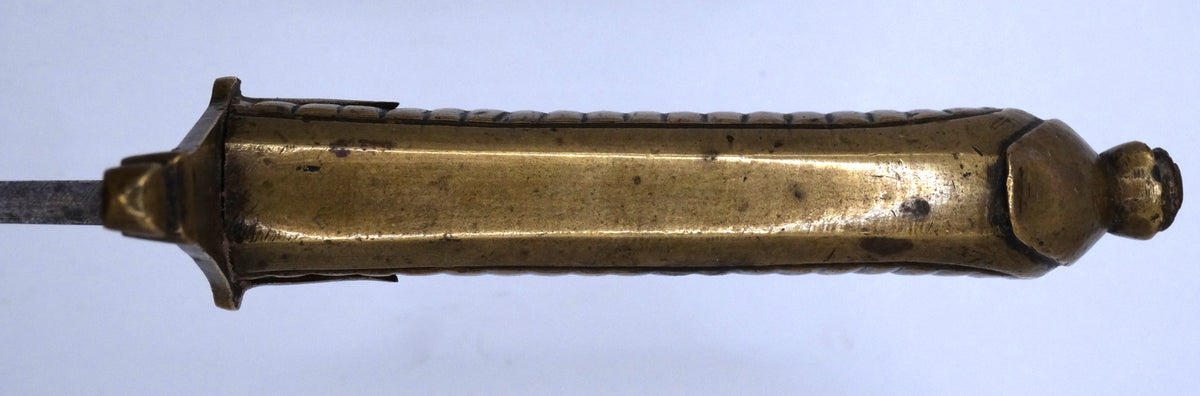 Sabre briquet d’infanterie modèle 1767 | Ancien Régime.
Zoom sur poignée face C