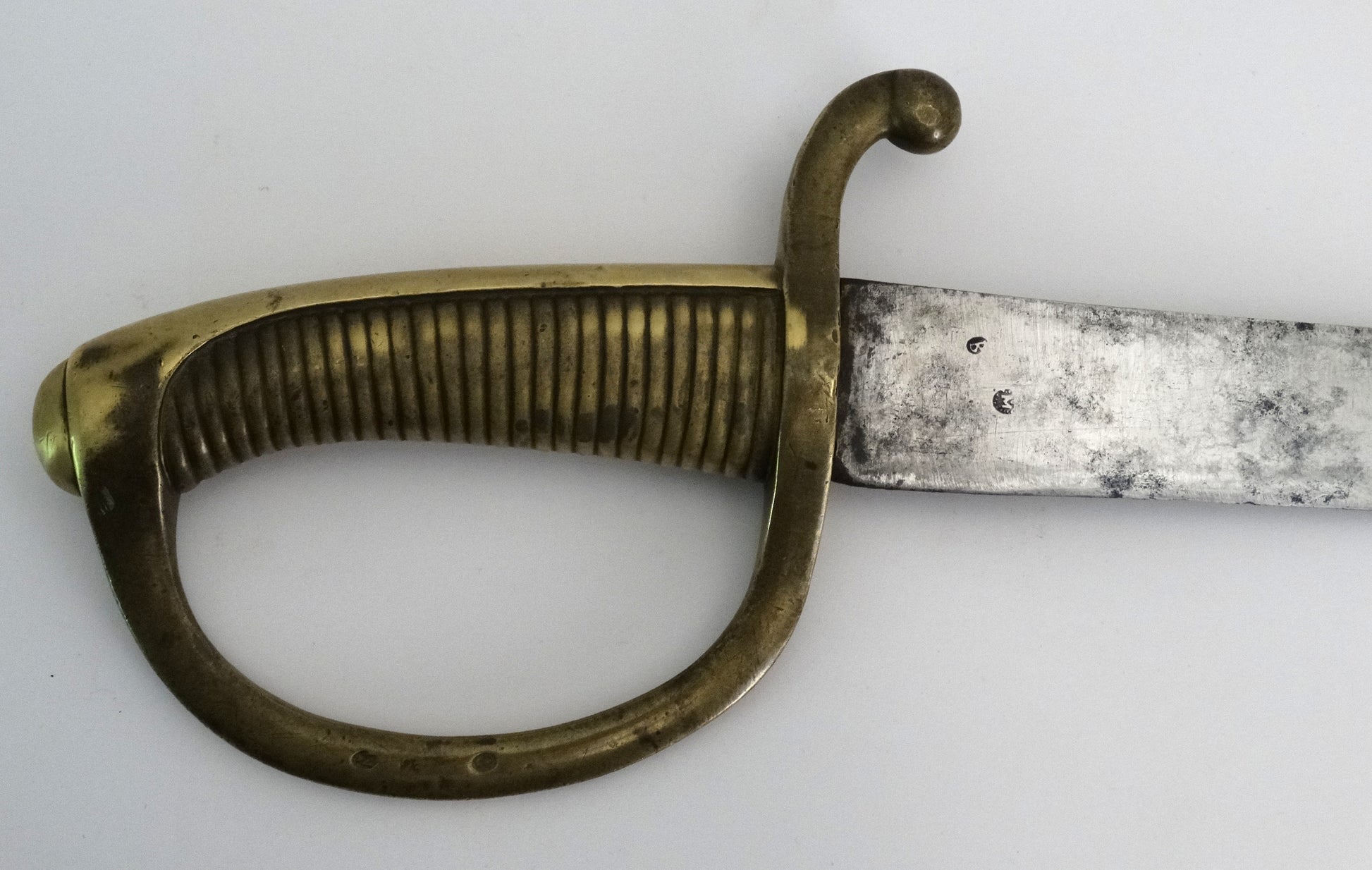 Sabre briquet d’infanterie modèle An XI — Klingenthal — Premier Empire.
Zoom sur poignée coté droit et talon de lame avec poinçons.
