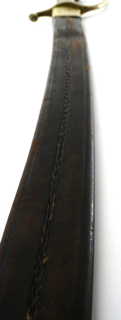 Sabre briquet d’infanterie modèle An XI — Klingenthal — Premier Empire.
Vue plongeante sur plat du fourreau face B.