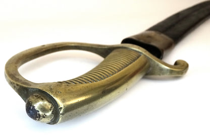 Sabre d’infanterie dit « briquet », modèle An XI, avec fourreau.
Zoom sur poignée du dessous