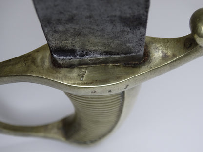 Sabre d’infanterie dit « briquet », modèle An XI, avec fourreau.
Zoom sur poignée du dessus