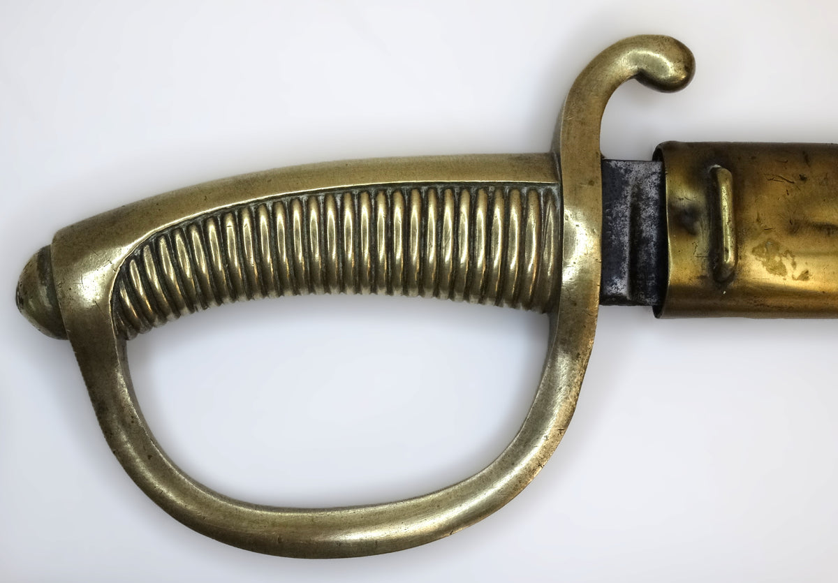 Sabre d’infanterie dit « briquet », modèle An XI, avec fourreau.
 zoom sur poignée face A