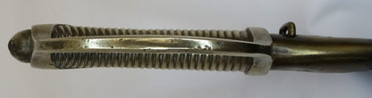Sabre d’infanterie dit « briquet », modèle An XI, avec fourreau.
 zoom sur poignée face D