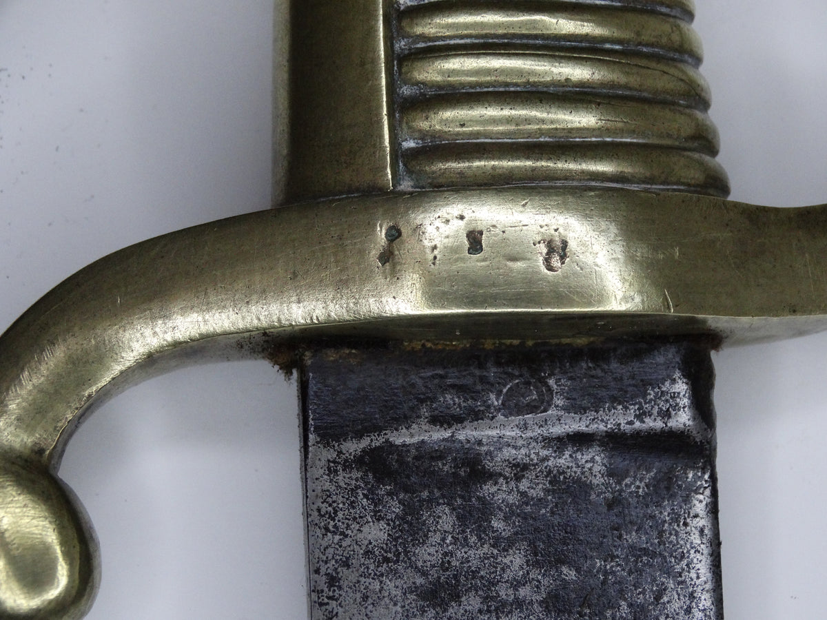 Sabre d’infanterie dit « briquet », modèle An XI, avec fourreau.
Zoom sur marquage de la poignée 