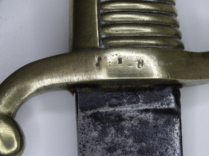 Sabre d’infanterie dit « briquet », modèle An XI, avec fourreau.
Zoom sur marquage de la poignée 