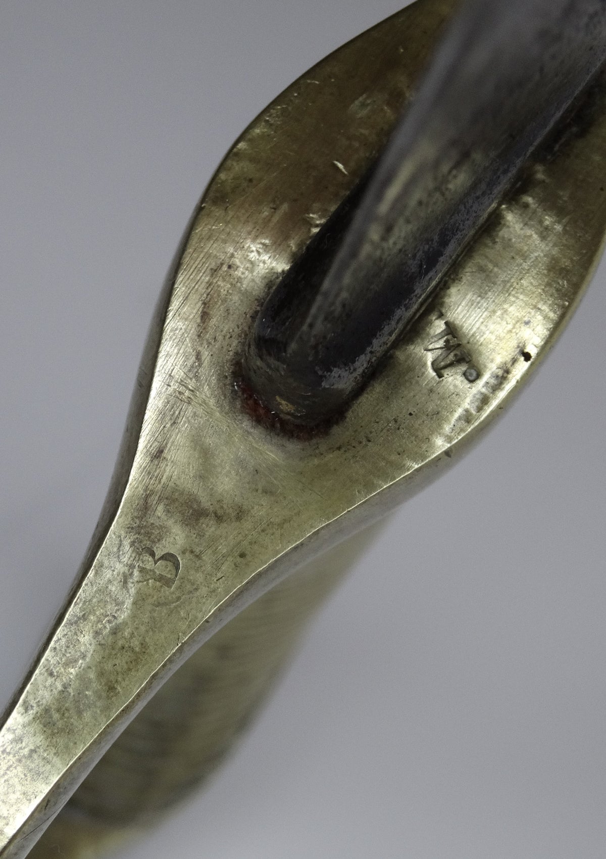 Sabre d’infanterie dit « briquet », modèle An XI, avec fourreau.
Zoom sur poignée du dessus 2