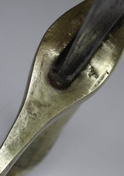 Sabre d’infanterie dit « briquet », modèle An XI, avec fourreau.
Zoom sur poignée du dessus 2
