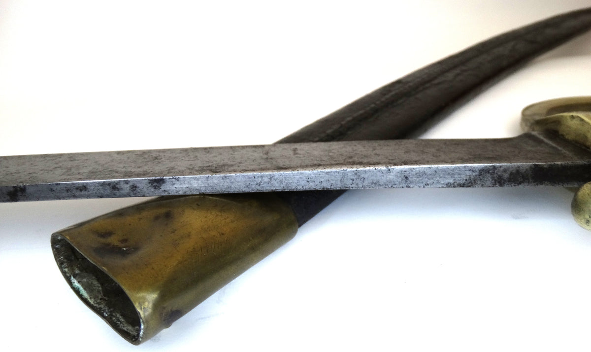 Sabre d’infanterie dit « briquet », modèle An XI, avec fourreau.
Zoom sur plat de lame