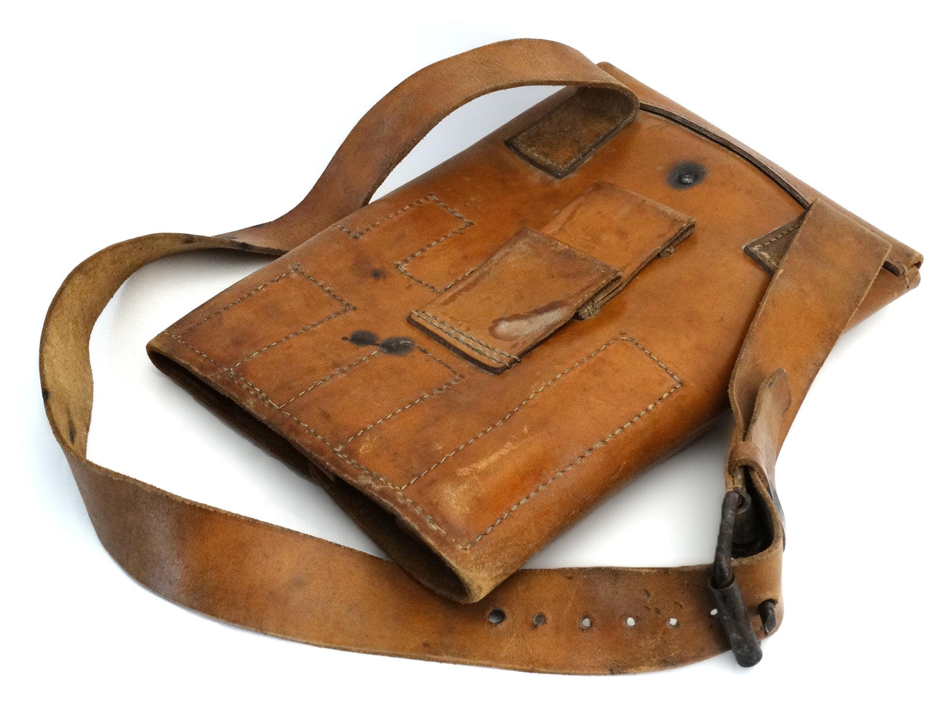 Sacoche cuir modèle 1917 pour pistolet lance-fusée – Vue intégrale arrière.