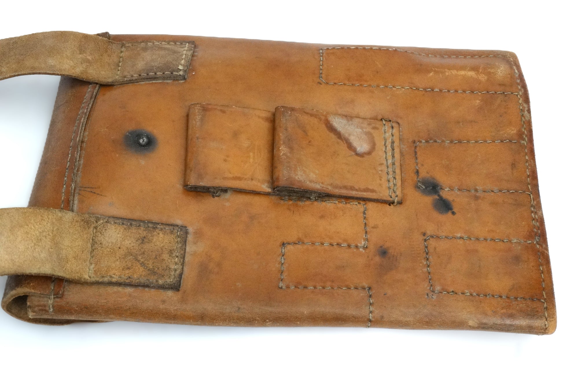 Sacoche cuir modèle 1917 pour pistolet lance-fusée – Vue intégrale de dos.