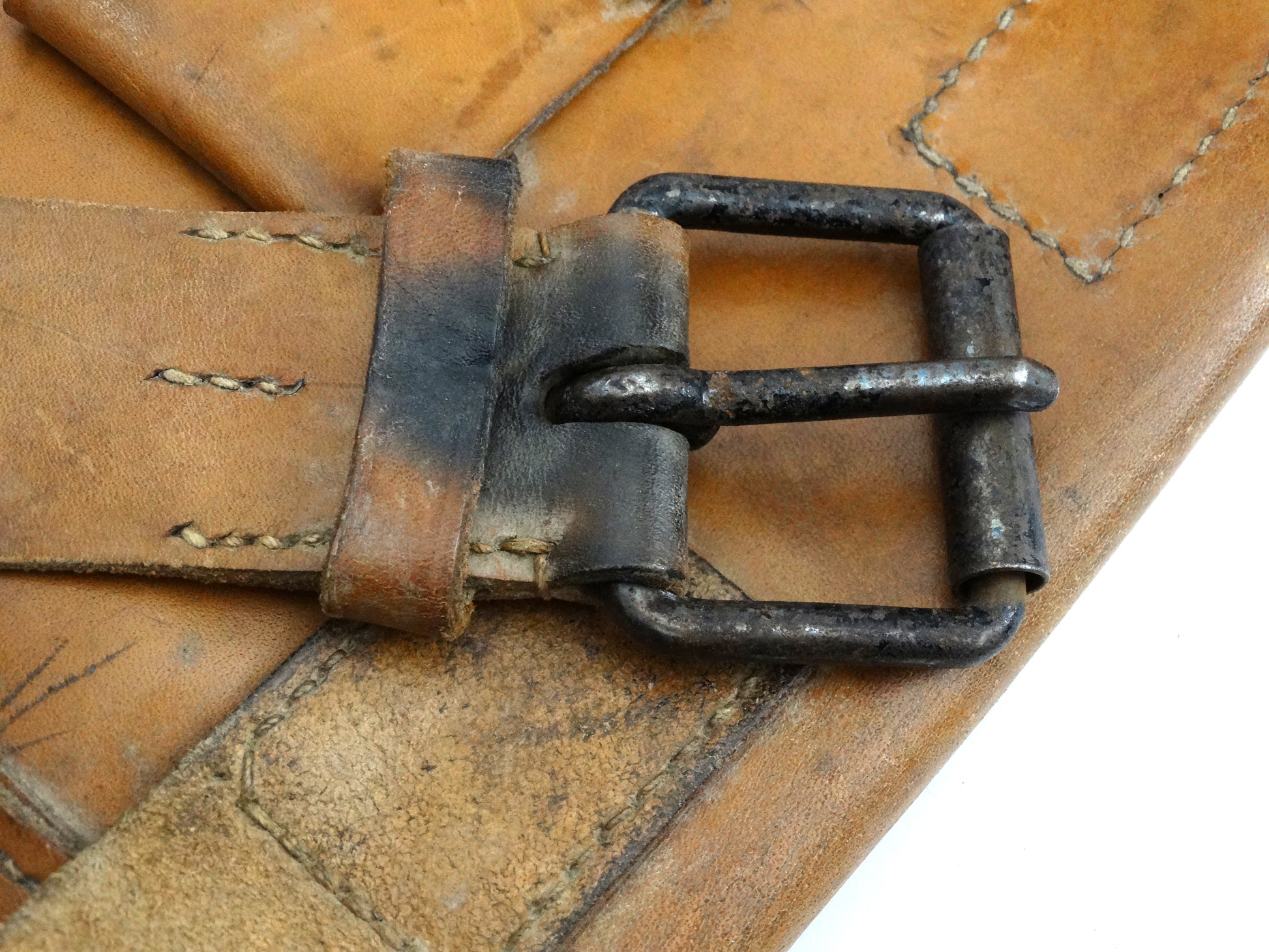 Sacoche cuir modèle 1917 pour pistolet lance-fusée – Zoom sur attache.