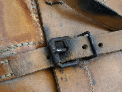 Sacoche cuir modèle 1917 pour pistolet lance-fusée – Zoom sur attache et cuir abimé.