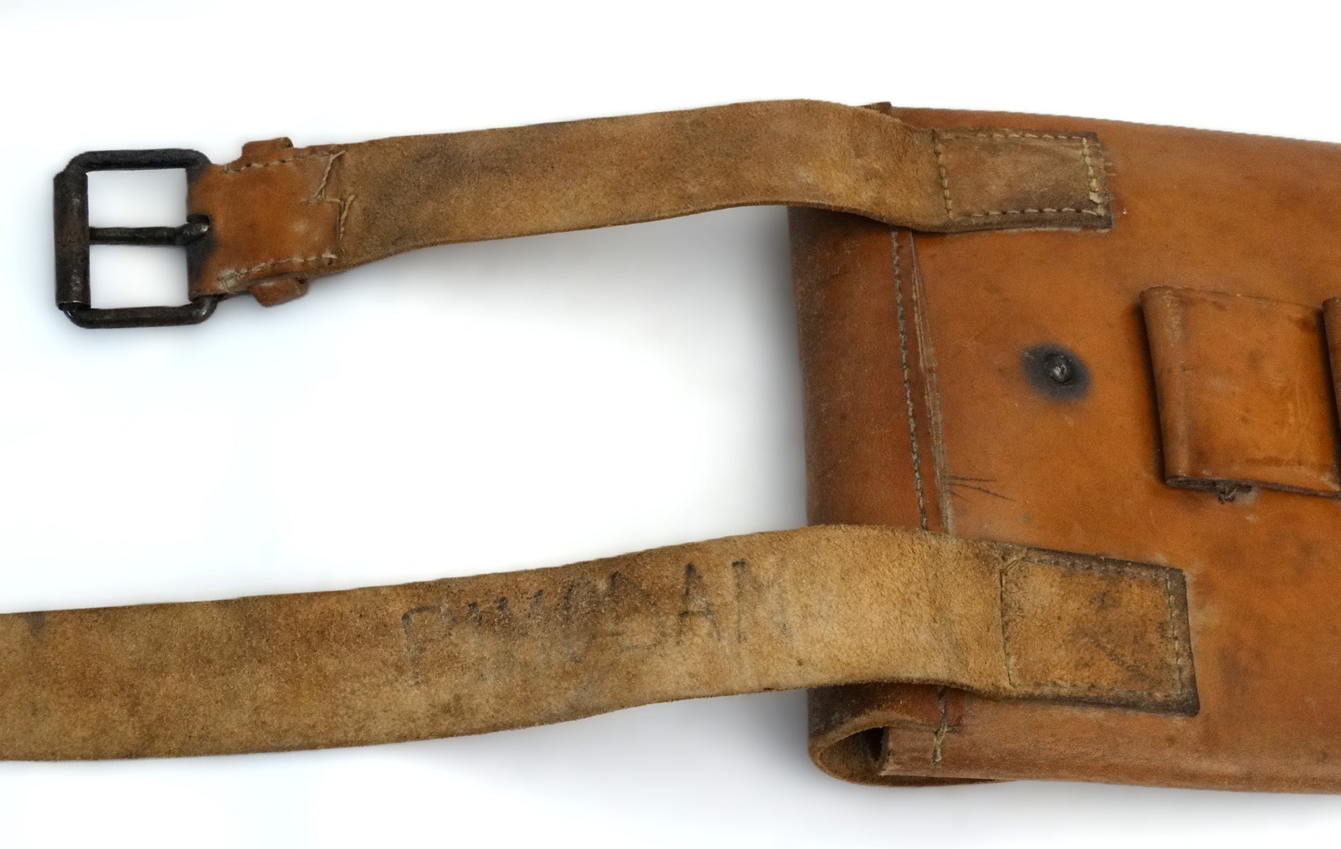 Sacoche cuir modèle 1917 pour pistolet lance-fusée – Vue lanière principale.