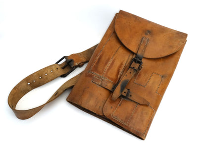 Sacoche cuir modèle 1917 pour pistolet lance-fusée – Vue intégrale de face.