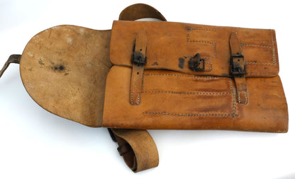 Sacoche cuir modèle 1917 pour pistolet lance-fusée – Vue intégrale de face premier rabat ouvert.