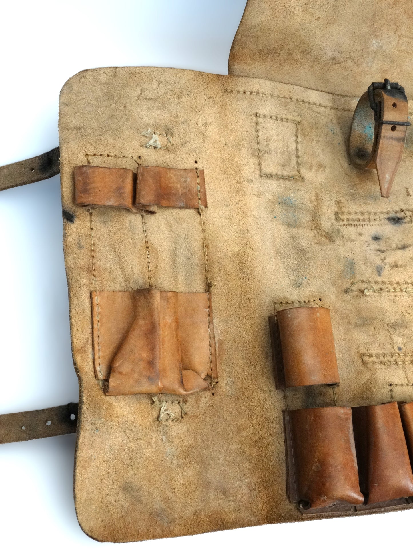 Sacoche cuir modèle 1917 pour pistolet lance-fusée – Zoom sur rabat intérieur.