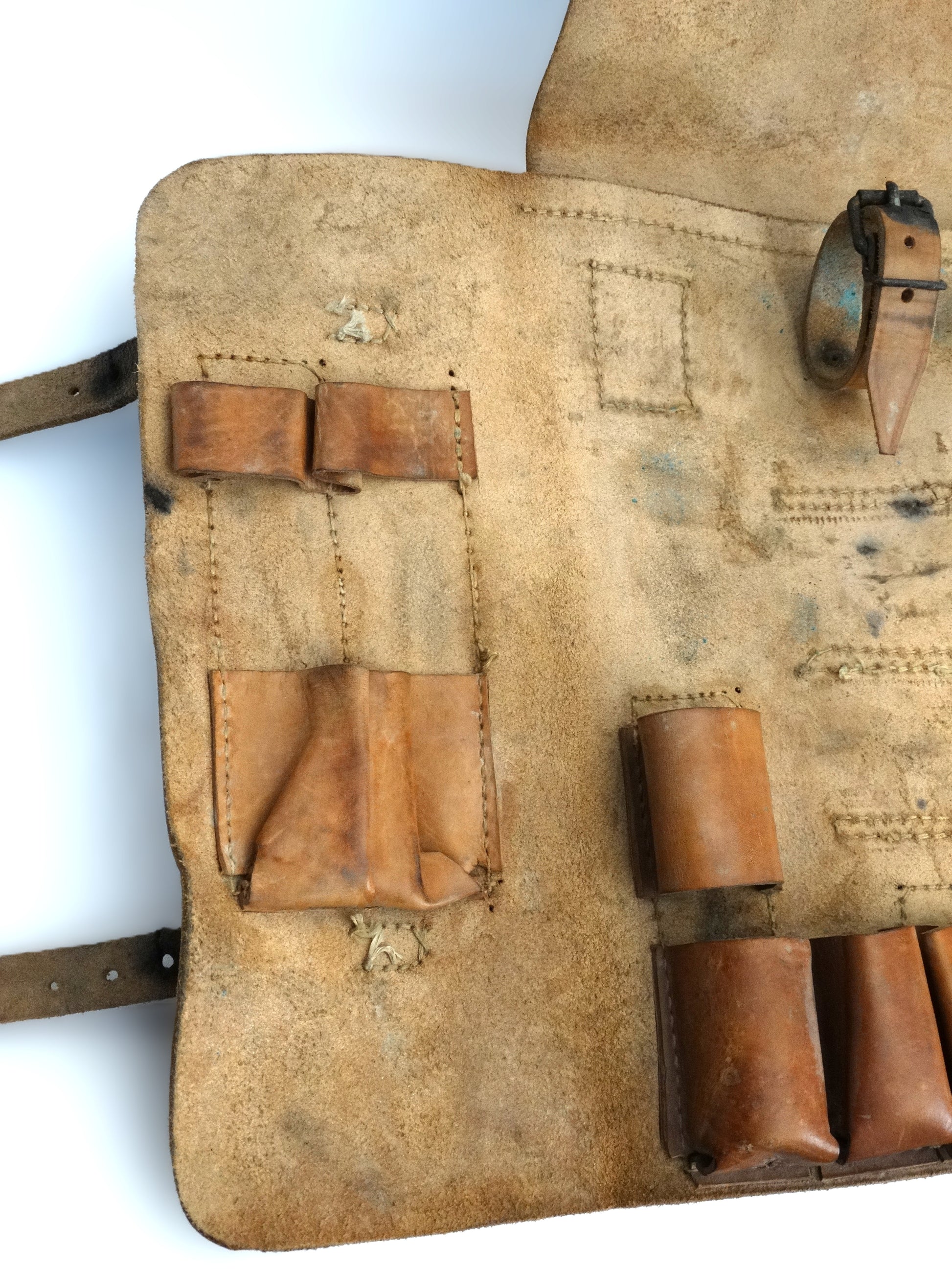 Sacoche cuir modèle 1917 pour pistolet lance-fusée – Zoom sur rabat intérieur.