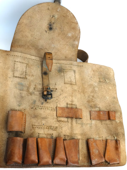 Sacoche cuir modèle 1917 pour pistolet lance-fusée – zoom sur intérieur et rabat.