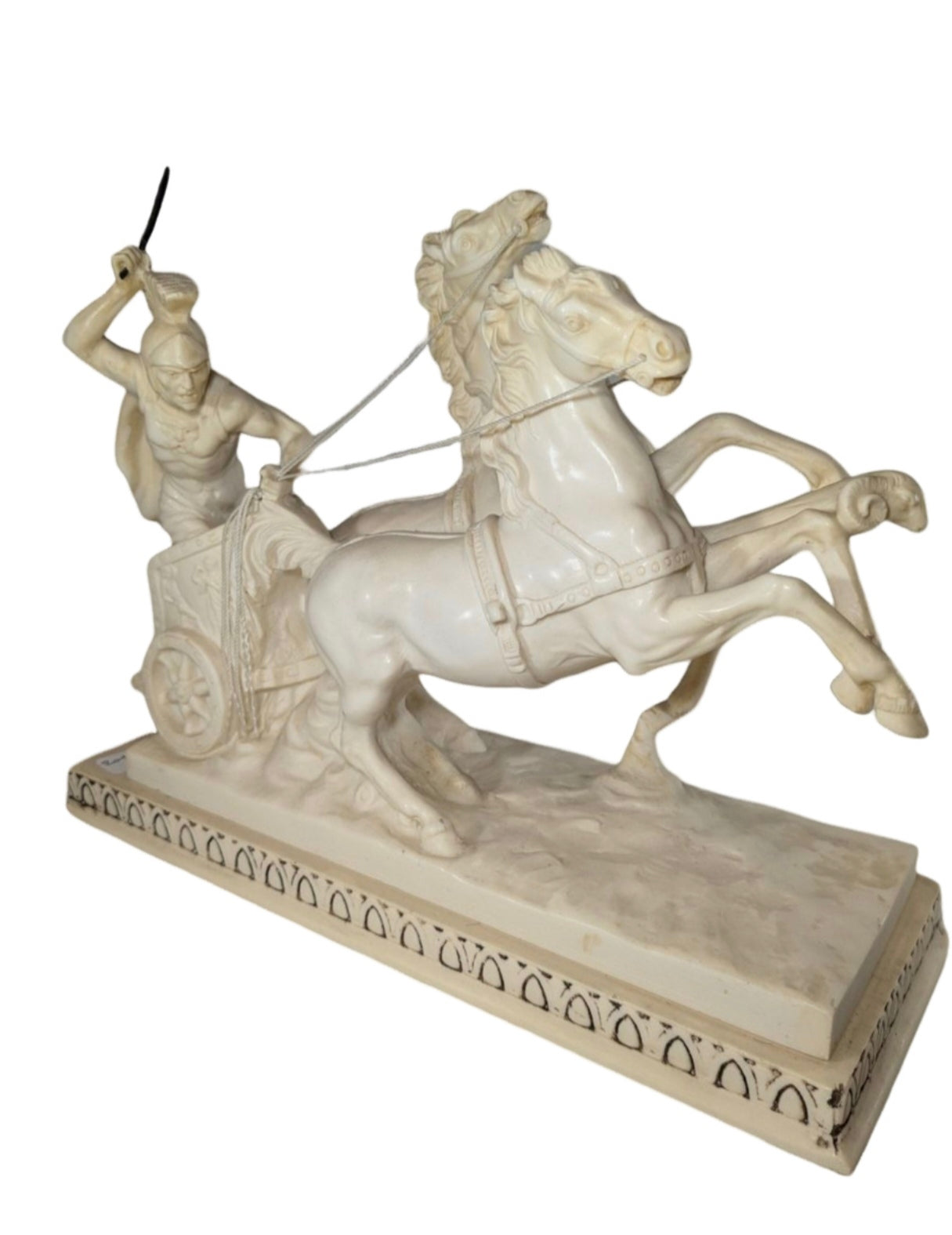 Sculpture – Char romain par A. Santini . Vue intégrale de 3/4.