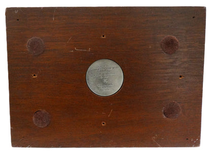 Sculpture “Coming Through the Rye” d’après Frédéric Remington – Édition limitée.
Vue intégrale dessous plaque en bois.