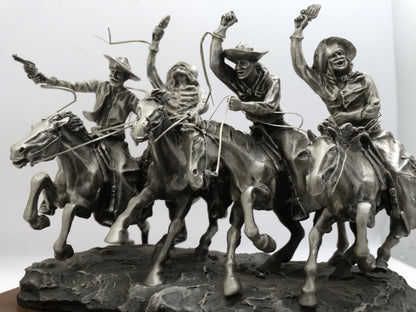 Sculpture “Coming Through the Rye” d’après Frédéric Remington – Édition limitée.
Zoom sur les 4 cavaliers / cowboys.