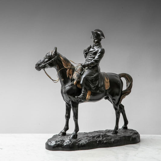 Vue de profil gauche
Sculpture Napoléon à cheval en régule d’après Demange – 40 cm | La Maison des Braves