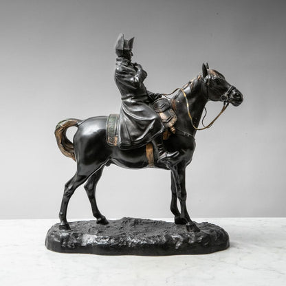 Vue de profil droit
Sculpture Napoléon à cheval en régule d’après Demange – 40 cm | La Maison des Braves