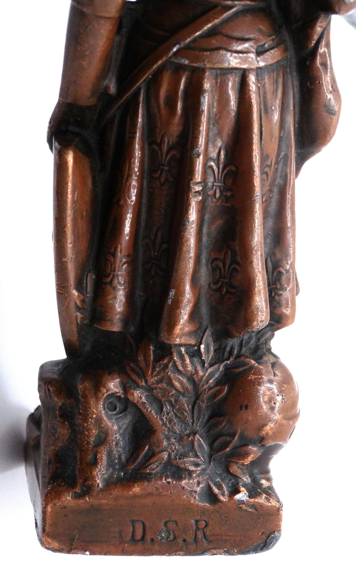 Statuette de Jeanne d’Arc à l’étendard – D.S.R.
Zoom sur signature