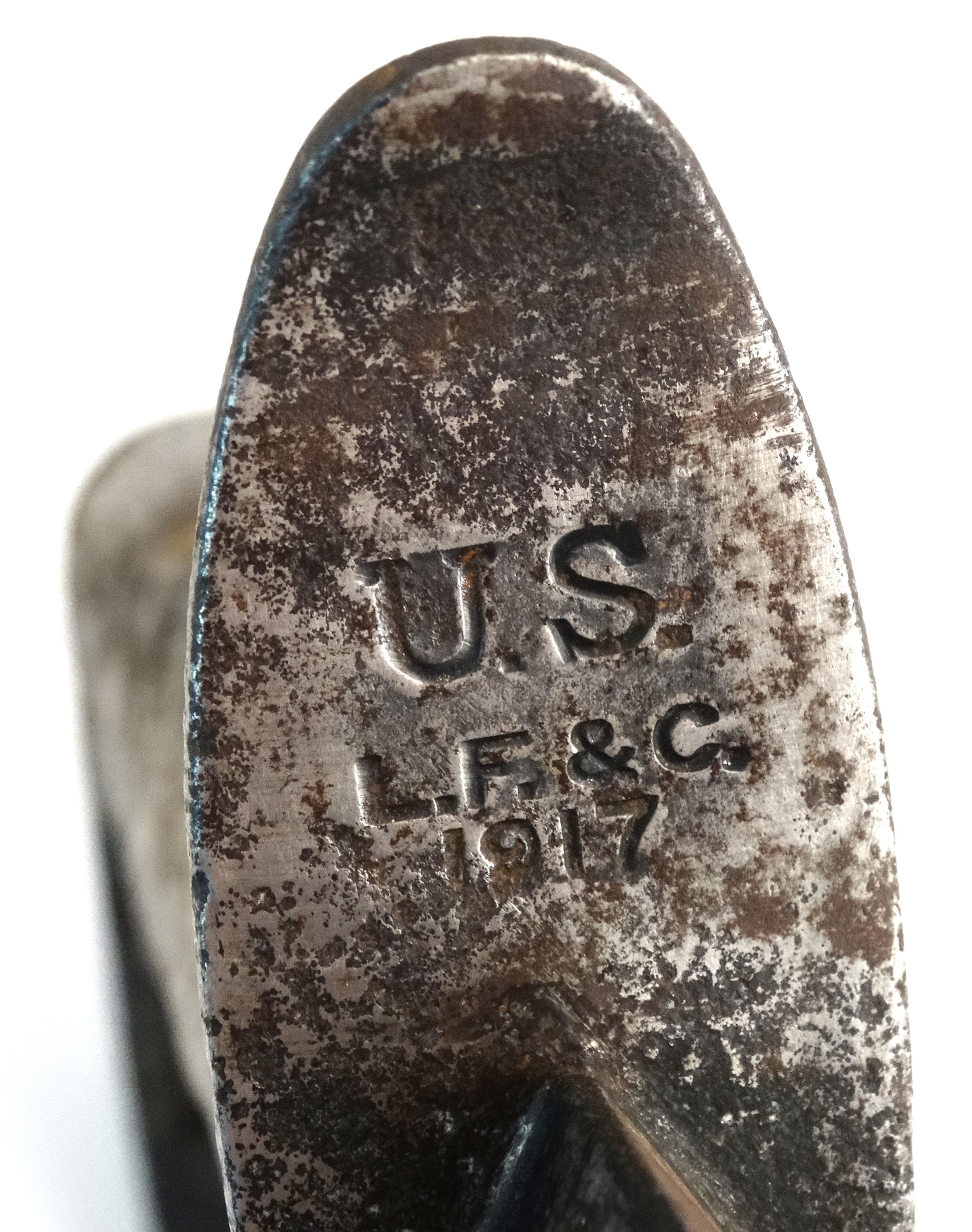 USA. Poignard de tranchée américain M1917 – L.F.&C. (WWI). Zoom sur marquage de la garde.