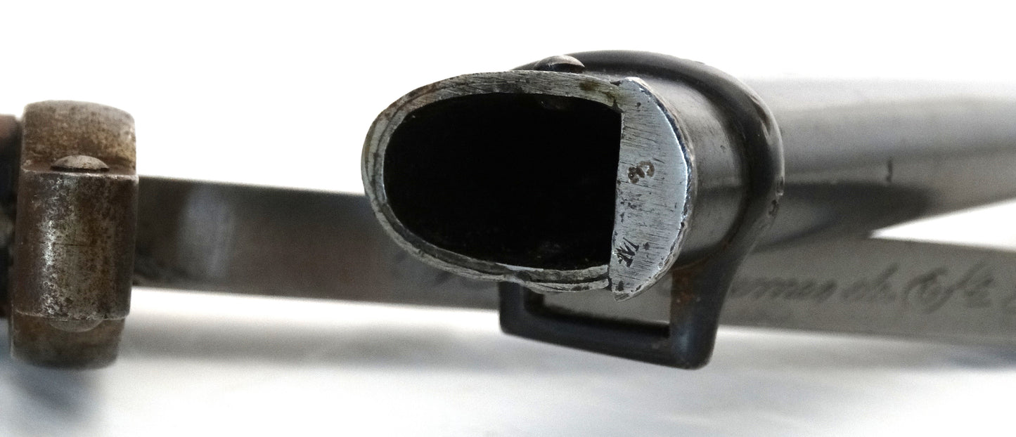 Baïonnette Gras Modèle 1874 – Infanterie de Marine — Monomatricule.
Zoom sur marquage plat du fourreau