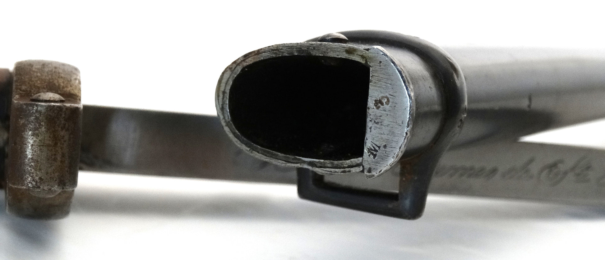 Baïonnette Gras Modèle 1874 – Infanterie de Marine — Monomatricule.
Zoom sur marquage plat du fourreau